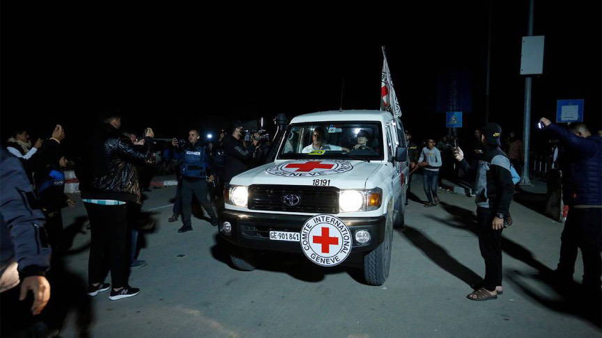 israil gazzedeki israilli esirlerden birinin daha cesedini teslim aldi R9j5id1I.jpg