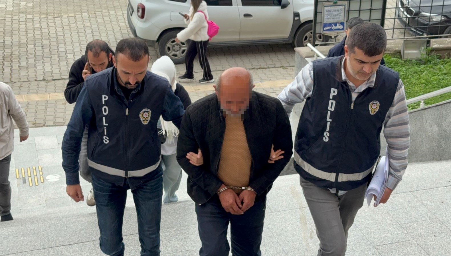 kiralik aracla kaza yapan oglu yuzunden banka soydu i6GKsP6B.jpg