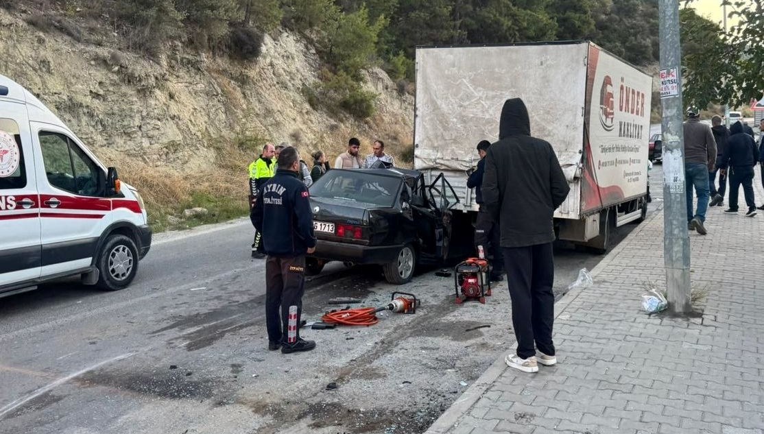 kusadasinda otomobil park halindeki kamyonete carpti bir olu dort yarali wDPm4fE1.jpg