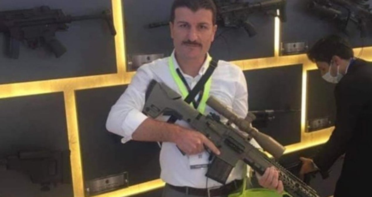 Silahlı Poz Veren Okul Müdürü Tepki Topladı