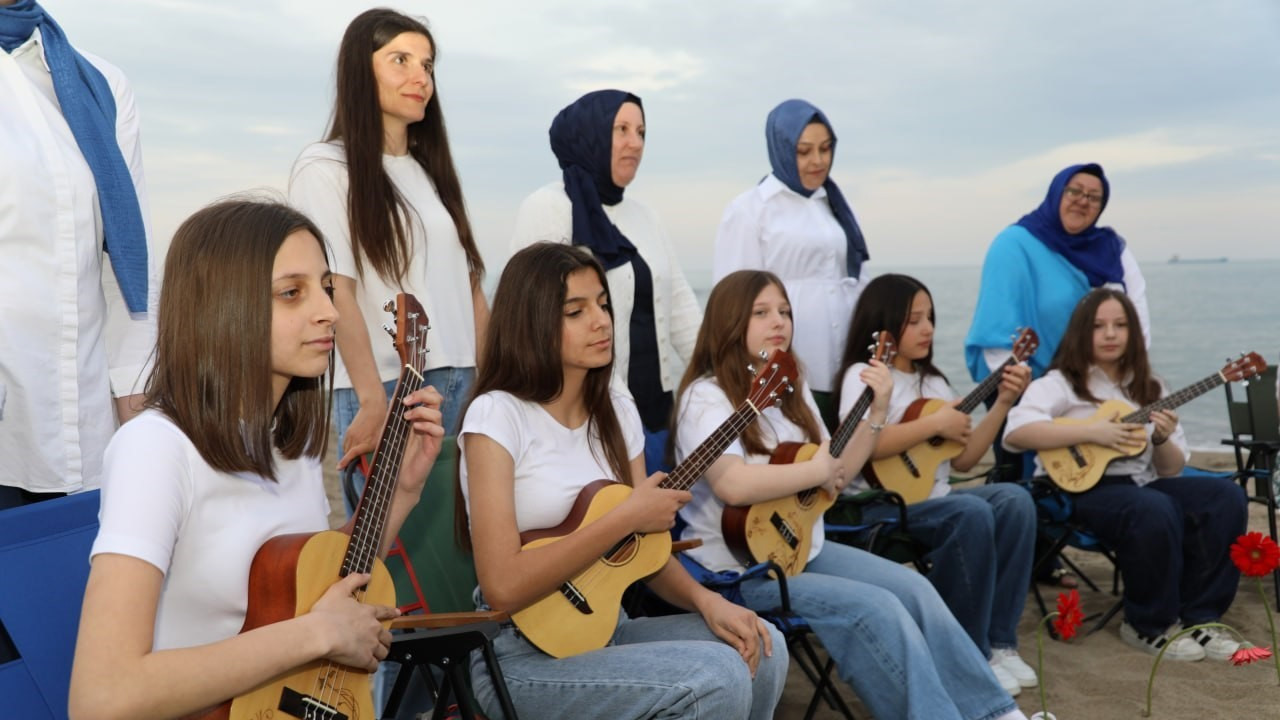minikler-anneler-icin-hem-caldi-hem-soyledi-KcvWQ2l7